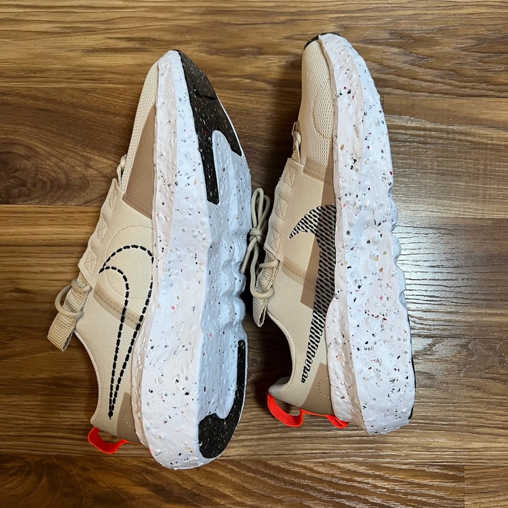 Selling a pair of women Nike, brand new without box